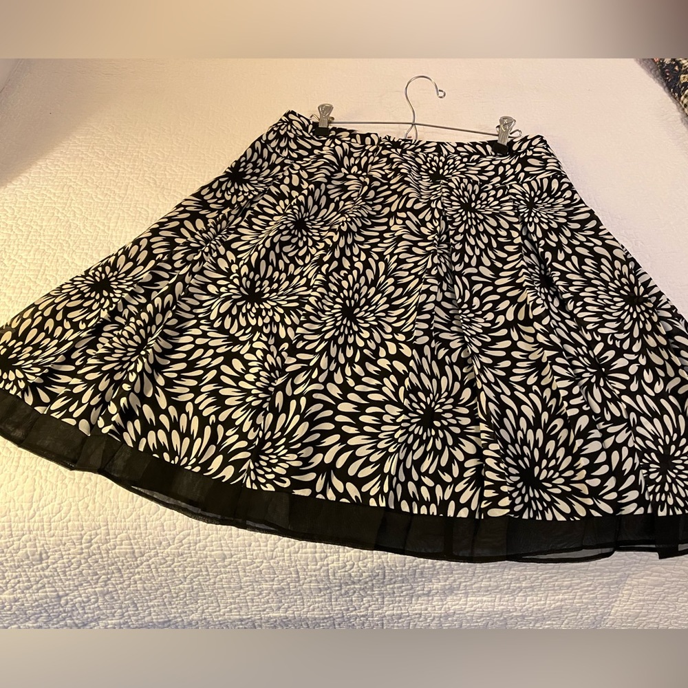 Worthington black/wt floral circle skirt w/mesh accent hem. Separate black liner